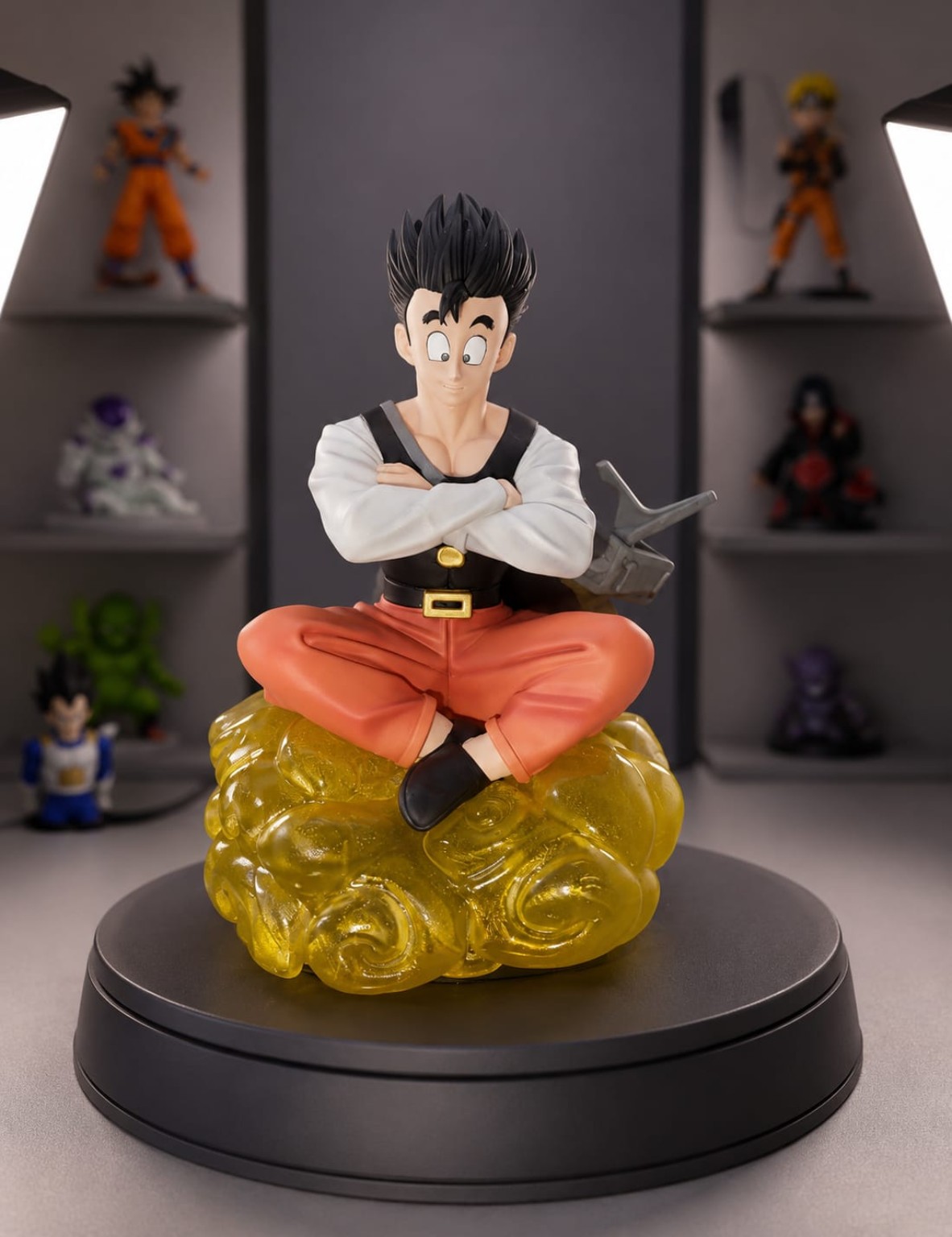 Figura de Gohan sobre la nube Kinton